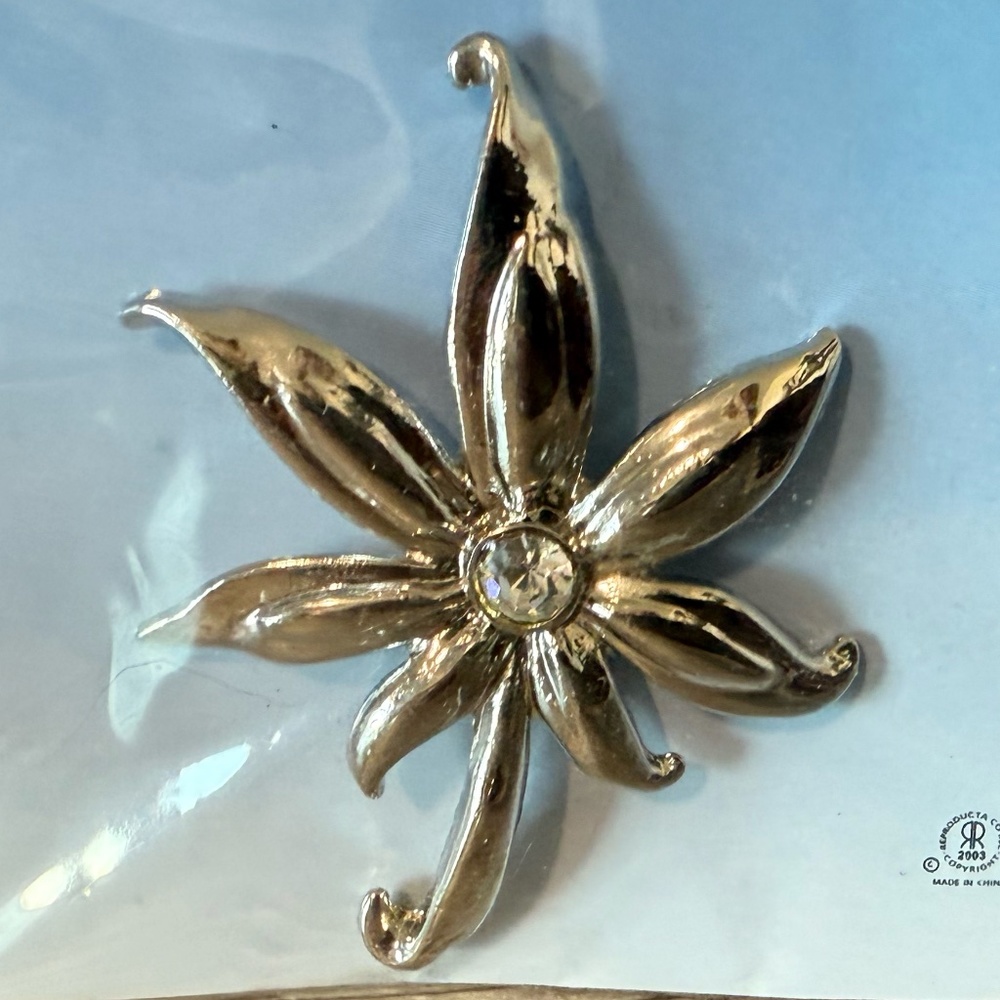 TH Flower Brooch - Picture 2 of 5